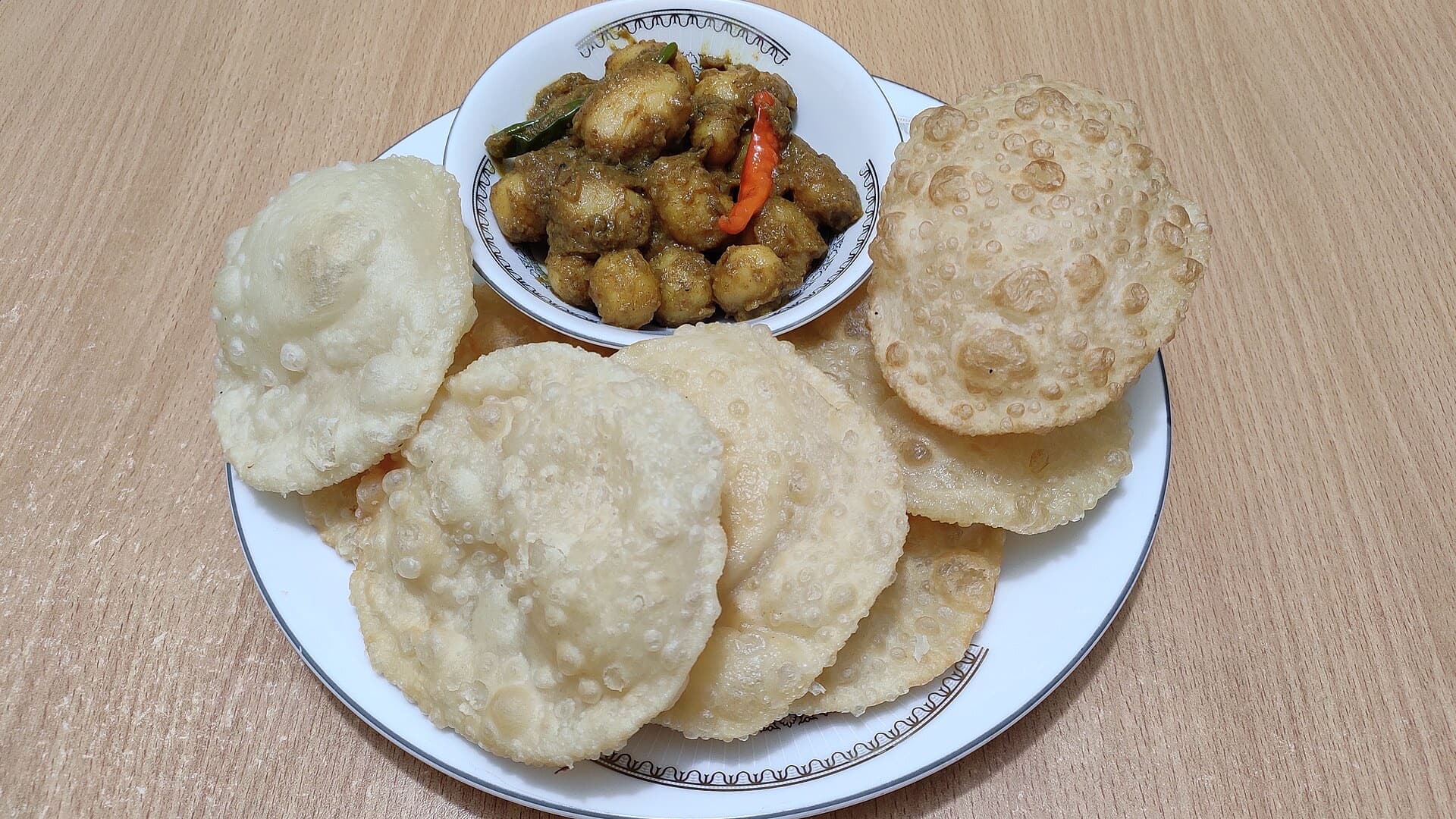 Luchi arranged around a bowl of alur dom