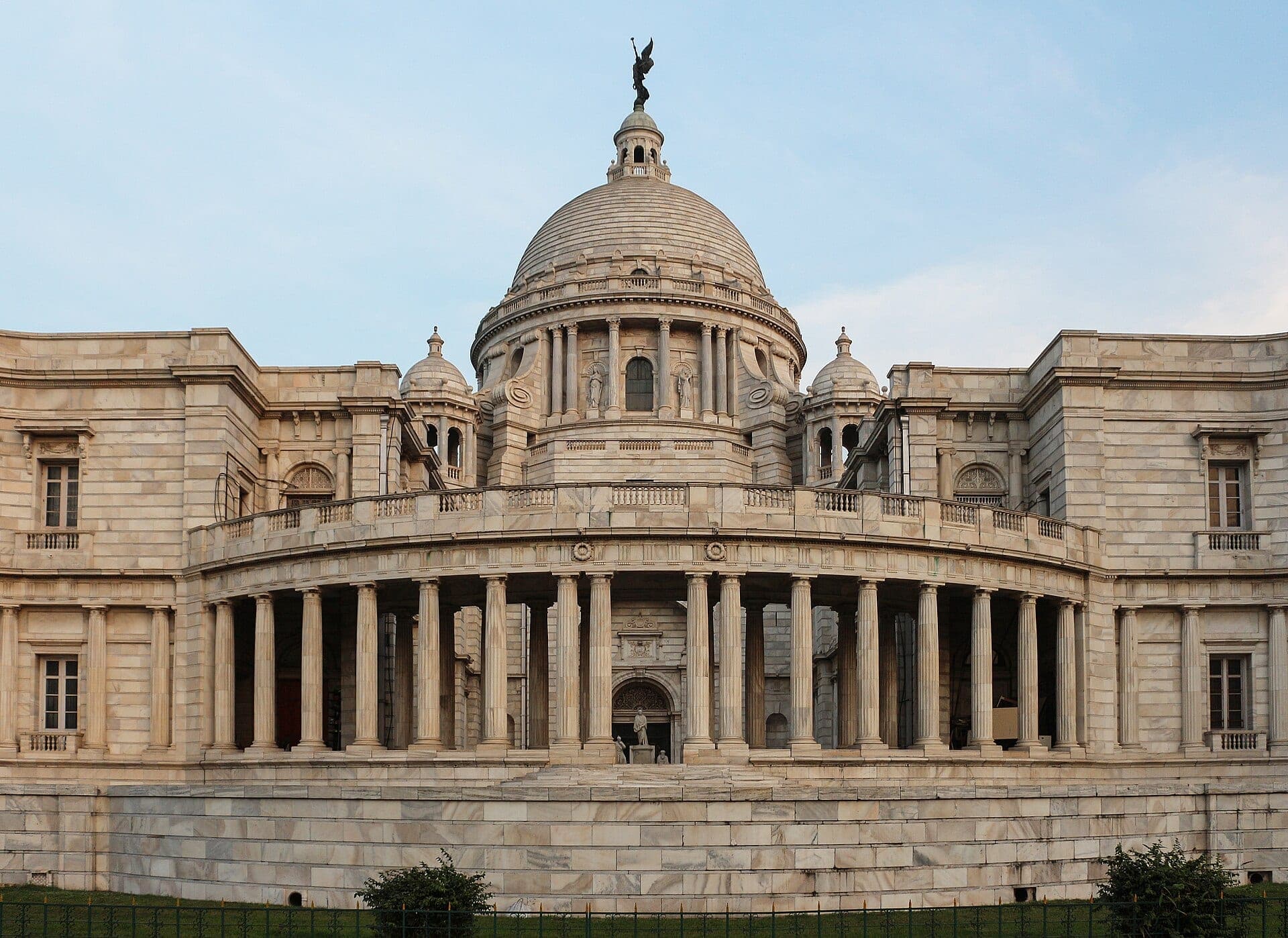 The front of Victoria Memorial in clear daylight
